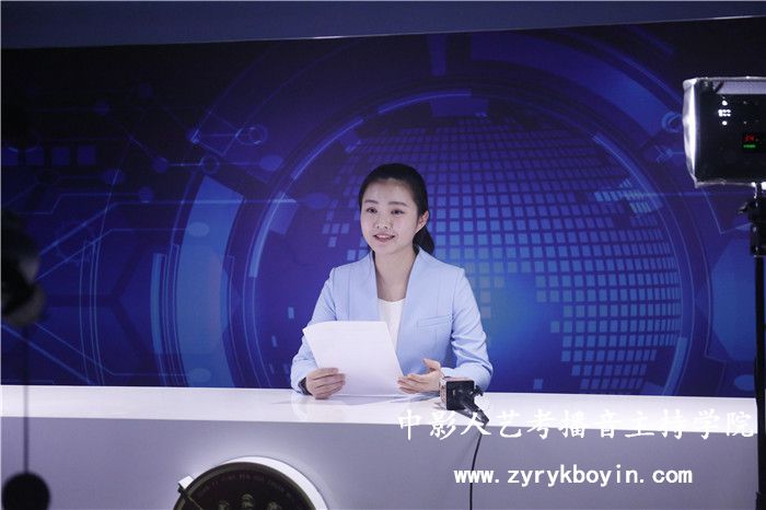 新聞聯播播音員