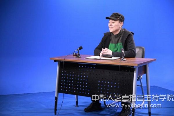 鐵輝教授為播音與主持系師生講解融媒體時代下人才的培養.jpg