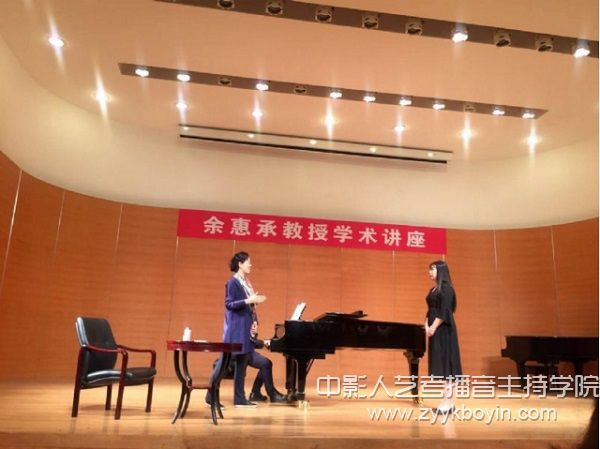 余惠承教授指導民族聲樂系本科生葛子琪演唱《曙色》.jpg