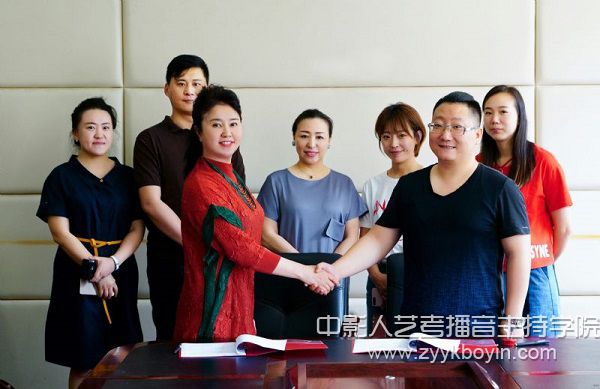 沈陽(yáng)微達(dá)萬(wàn)象文化傳播有限公司董事長(zhǎng)王野與戲劇影視學(xué)院院長(zhǎng)李淑華分別代表雙方簽署協(xié)議，戲劇影視學(xué)院副院長(zhǎng)白麗萍、副處長(zhǎng)朱晏鋒出席簽約儀式.jpg